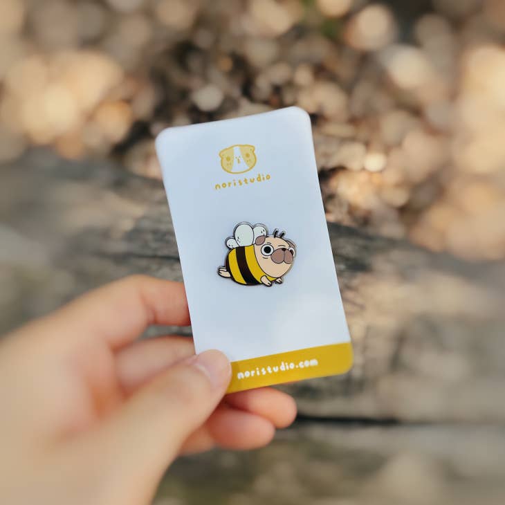 Pin de esmalte de abeja carlino 