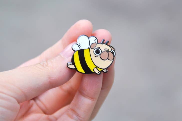 Pin de esmalte de abeja carlino 