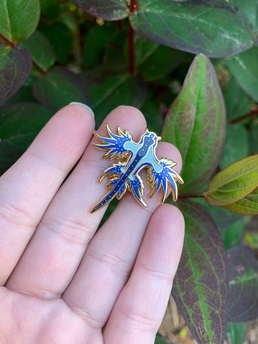 Pin de esmalte de nudibranquio de dragón azul 