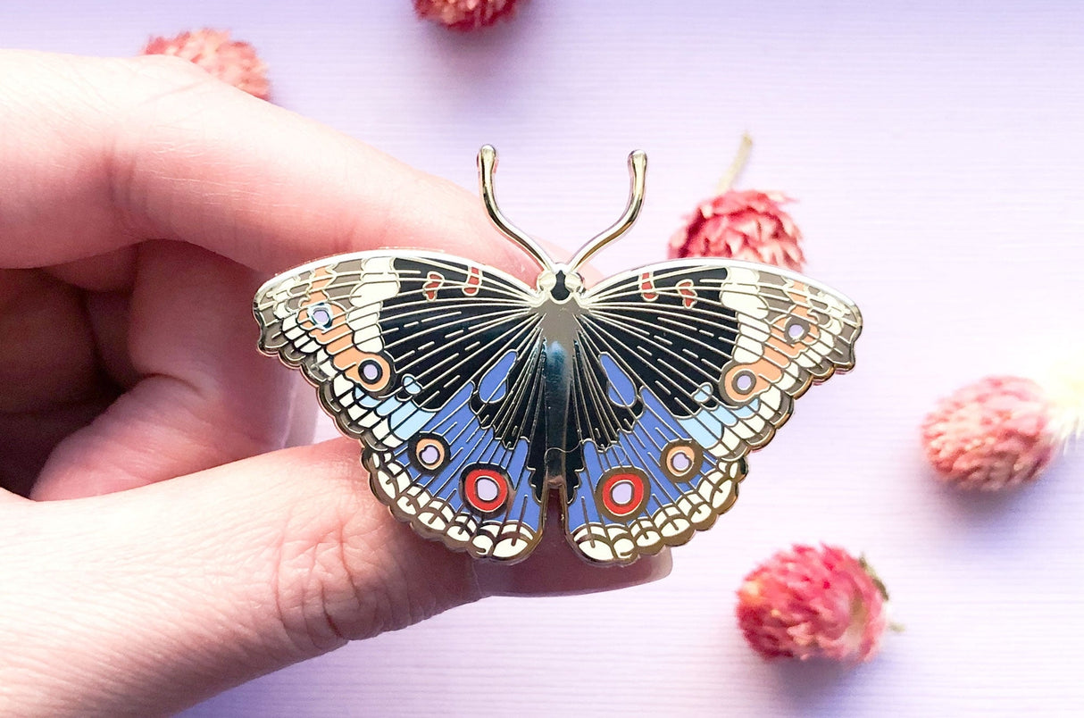 Pin de esmalte con forma de mariposa de pensamiento azul (Junonia orithya)