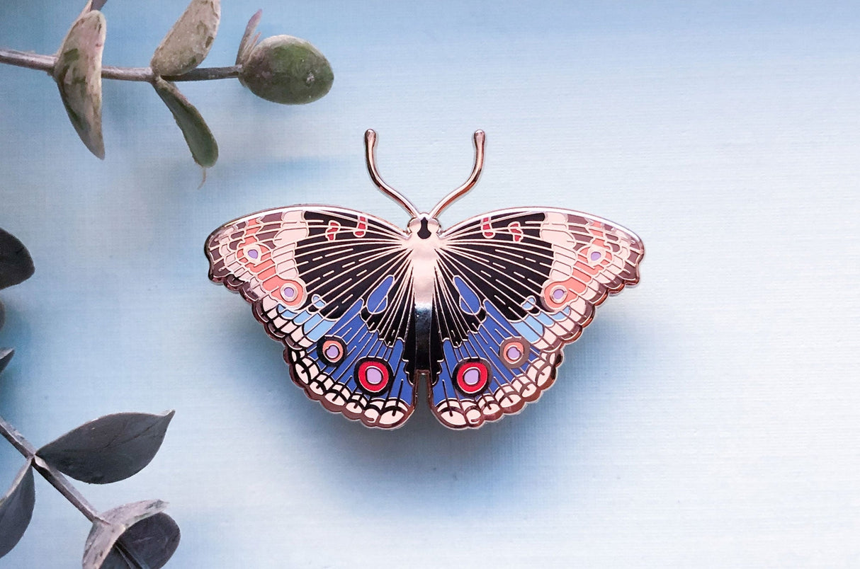 Pin de esmalte con forma de mariposa de pensamiento azul (Junonia orithya)