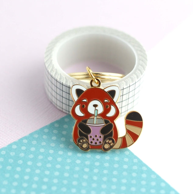 Llavero de esmalte con forma de panda rojo y té de burbujas