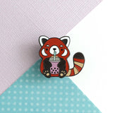 Pin de esmalte de panda rojo con té de burbujas