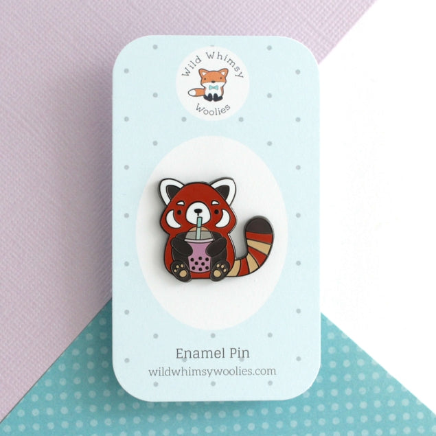 Pin de esmalte de panda rojo con té de burbujas