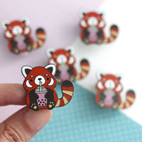 Pin de esmalte de panda rojo con té de burbujas