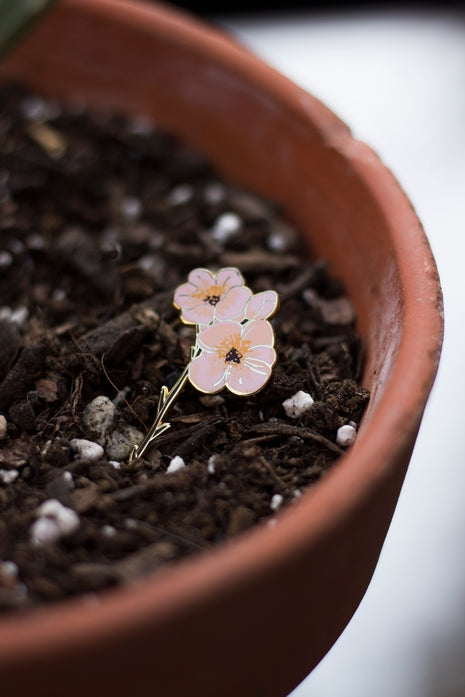 Pin de esmalte con forma de flor de cerezo