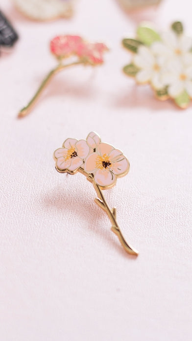 Pin de esmalte con forma de flor de cerezo