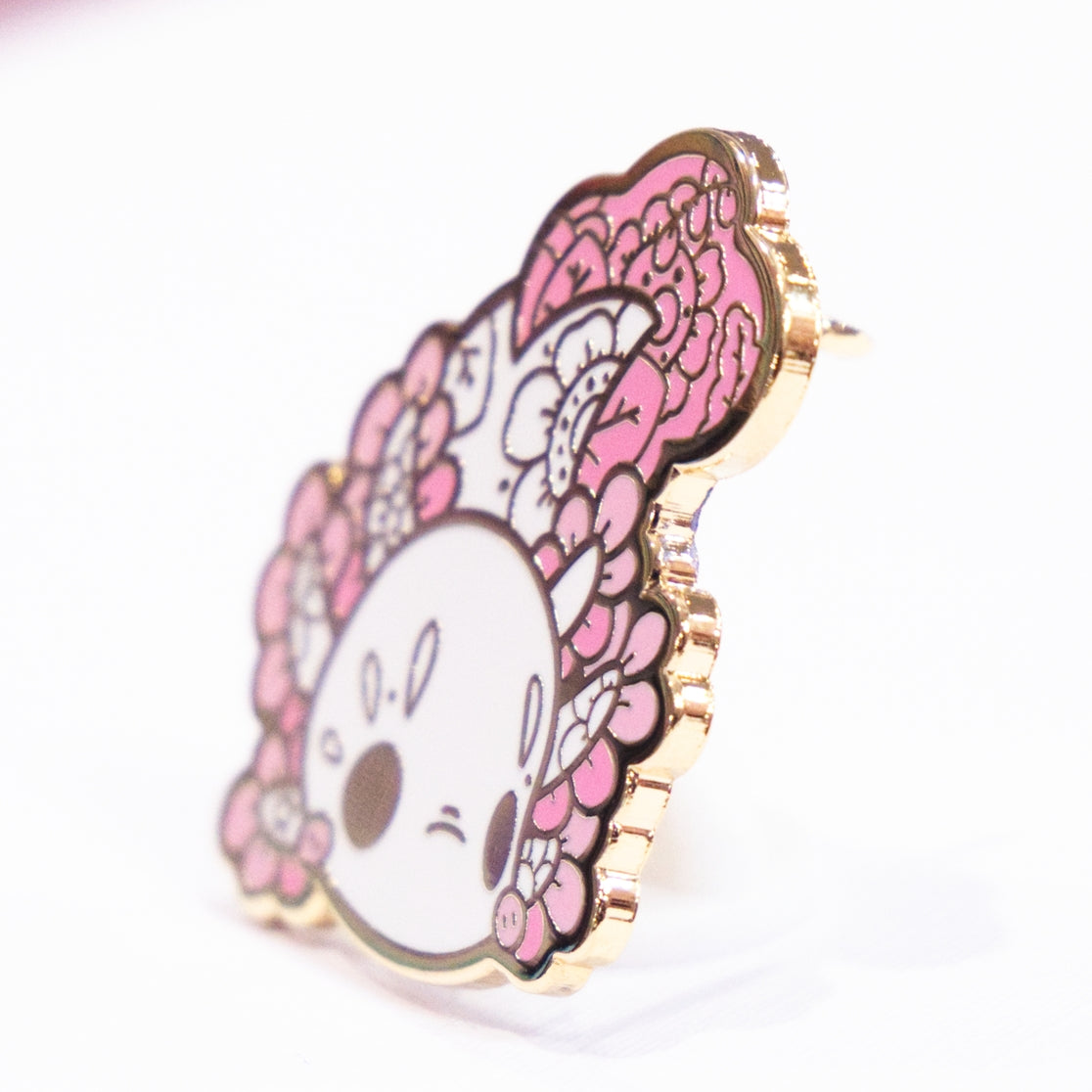 Lindo pin esmaltado de axolotl leusístico con decoración floral 