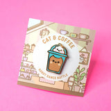 Pin de esmalte con forma de gato con café helado con leche