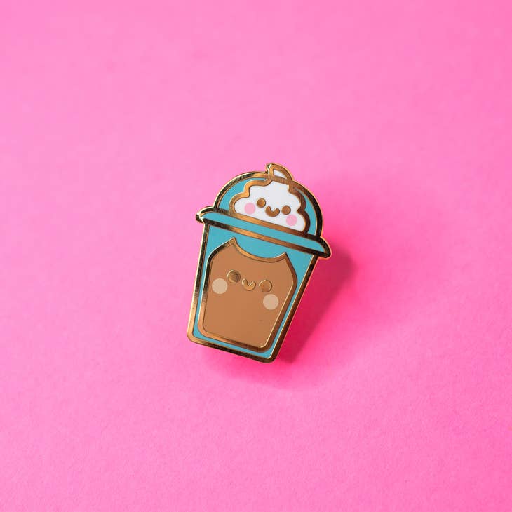 Pin de esmalte con forma de gato con café helado con leche