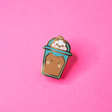 Pin de esmalte con forma de gato con café helado con leche