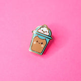 Pin de esmalte con forma de gato con café helado con leche