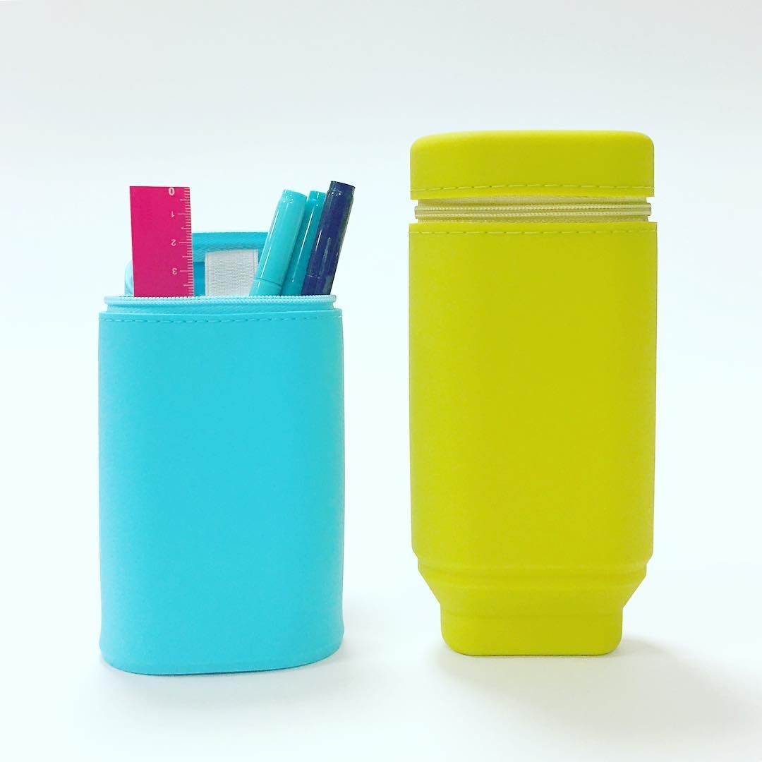 Estuche para bolígrafos Smart Fit Stand de Lihit Lab, color amarillo y verde