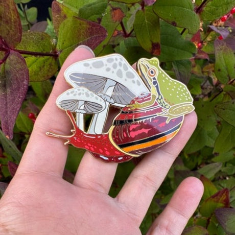 Pacific Sideband Snail & Pacific Chorus Frog Enamel Pin