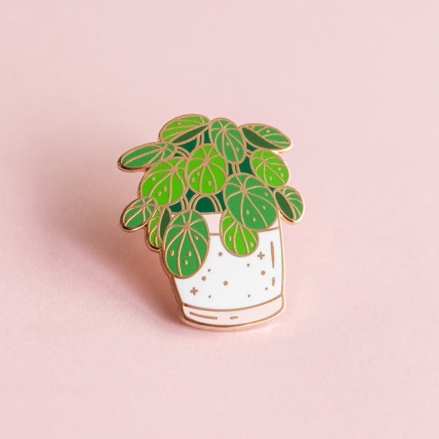 Pin de esmalte de pilea