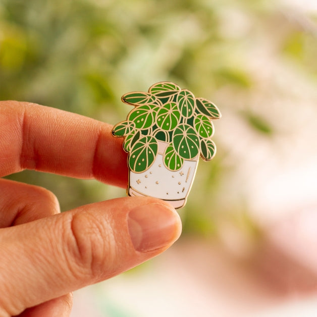 Pin de esmalte de pilea