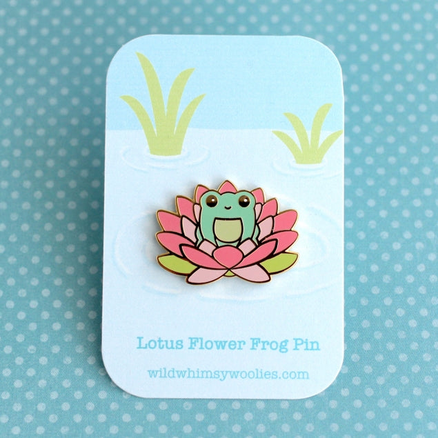 Pin de esmalte con forma de rana y flor de loto rosa