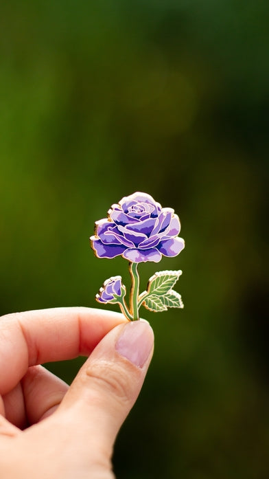 Pin de esmalte con forma de rosa morada