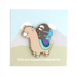 Pin de aventurero de perezoso y alpaca