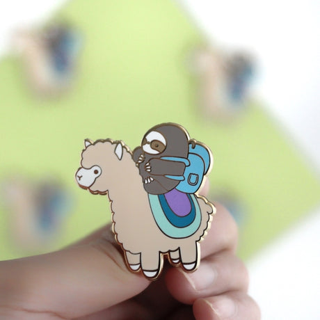 Pin de aventurero de perezoso y alpaca