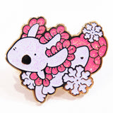 Pin de esmalte de axolotl con copos de nieve brillantes 