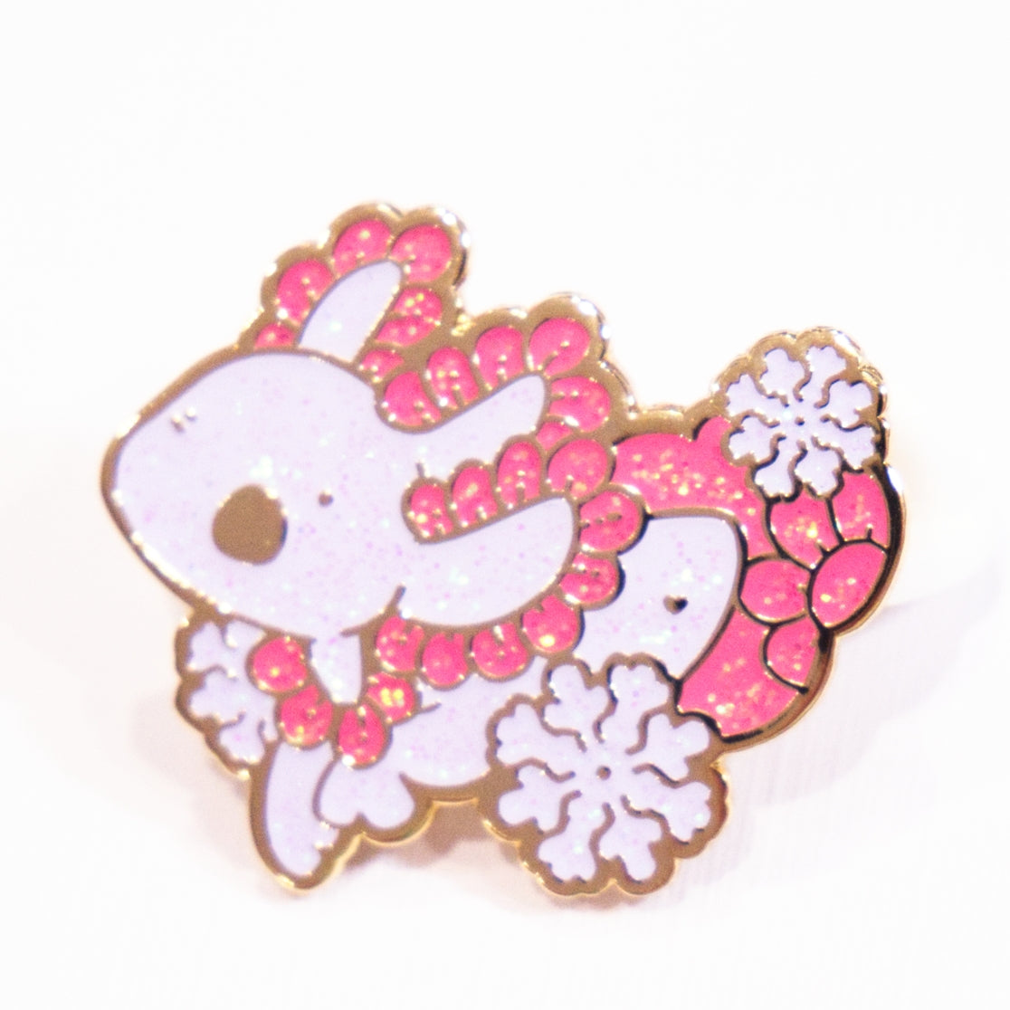 Pin de esmalte de axolotl con copos de nieve brillantes 