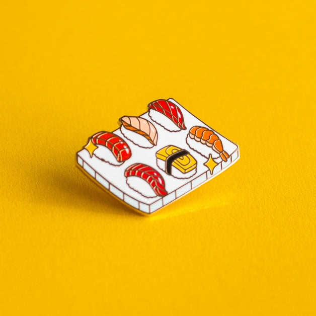 Pin de esmalte con forma de plato de sushi