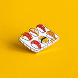 Pin de esmalte con forma de plato de sushi