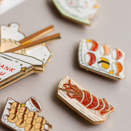 Pin de esmalte con forma de plato de sushi