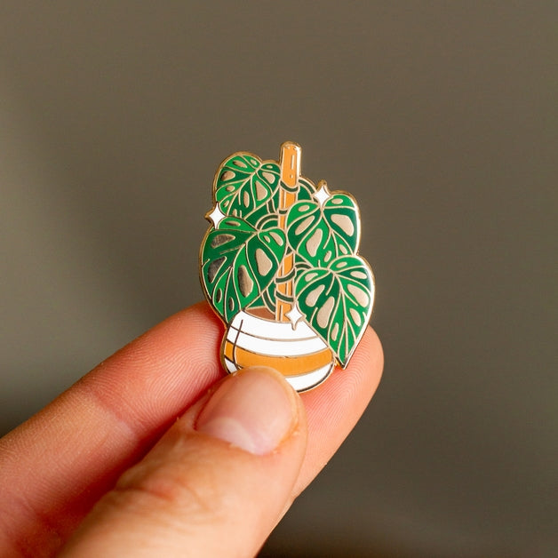 Pin esmaltado con forma de planta de queso suizo