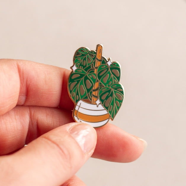 Pin esmaltado con forma de planta de queso suizo