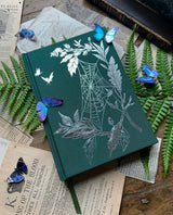 Cuaderno de bocetos de acuarela de The Botanist con lámina plateada