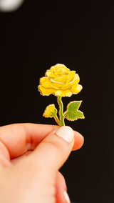 Pin de esmalte de rosa amarilla