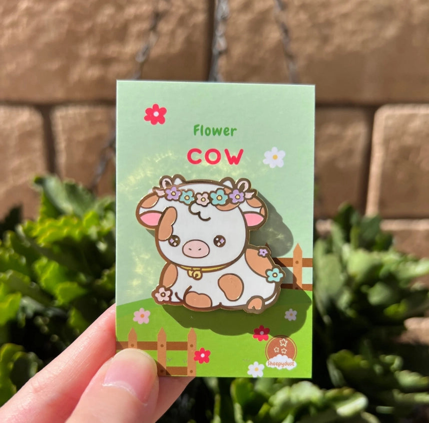 Pin de esmalte con forma de vaca y flor marrón