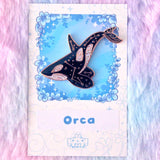 Pin con purpurina de orca ártica 