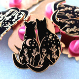 Pin de esmalte con gatos negros observando las estrellas 