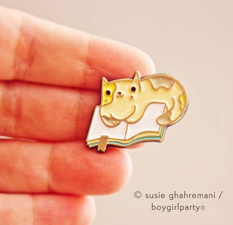 Pin de gato de libro