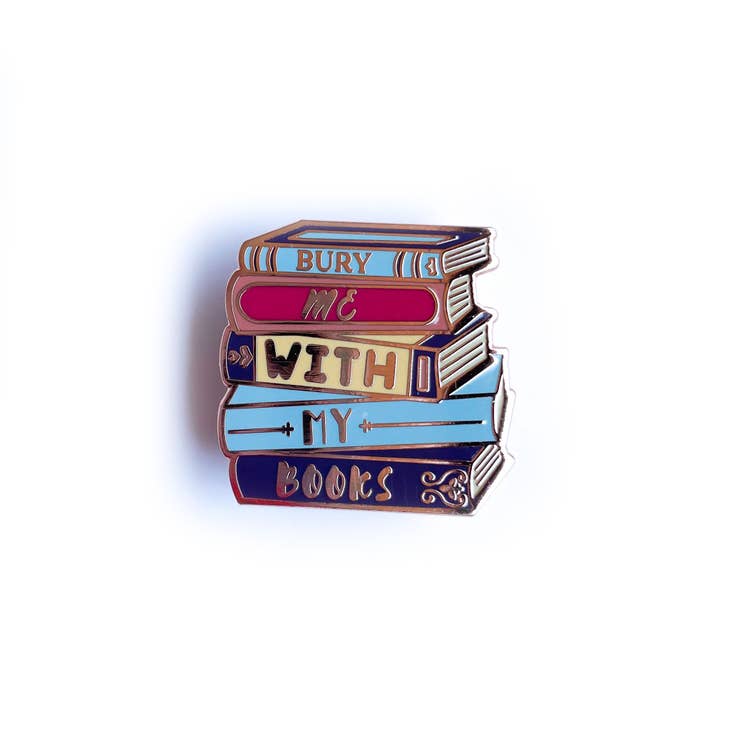 Pin de esmalte "Entiérrame con mis libros"