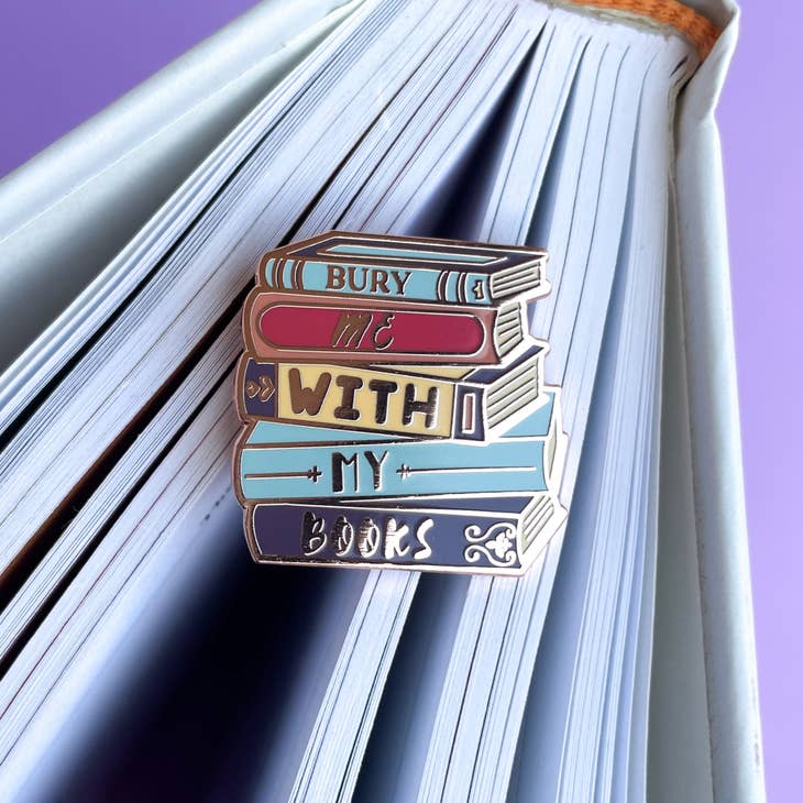 Pin de esmalte "Entiérrame con mis libros"