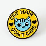 Pin de esmalte que dice "No me importa el pelo de gato" 