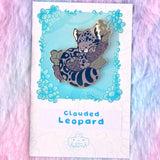 Pin de esmalte de leopardo nublado 