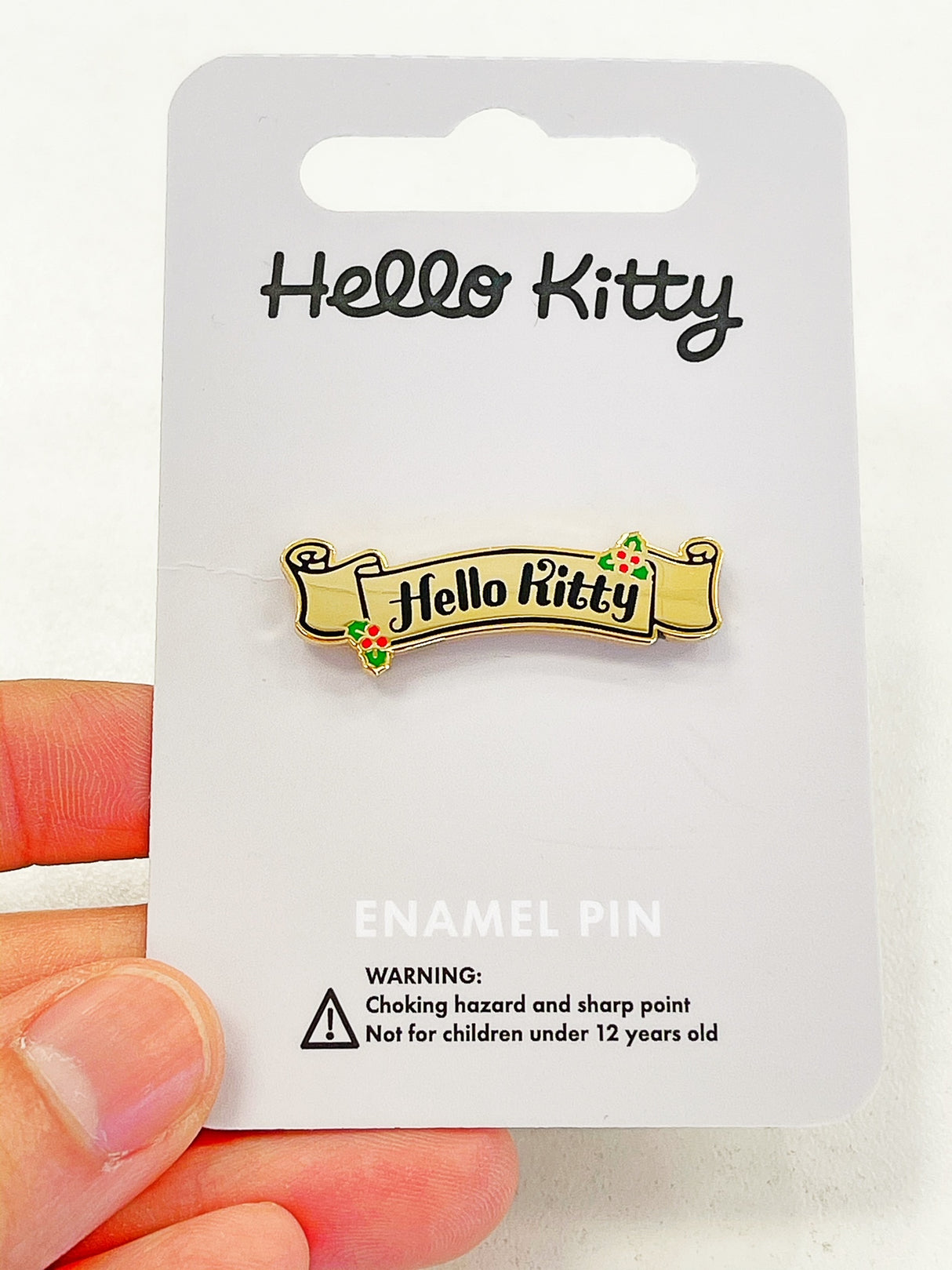 Pin esmaltado con pancarta navideña de Hello Kitty