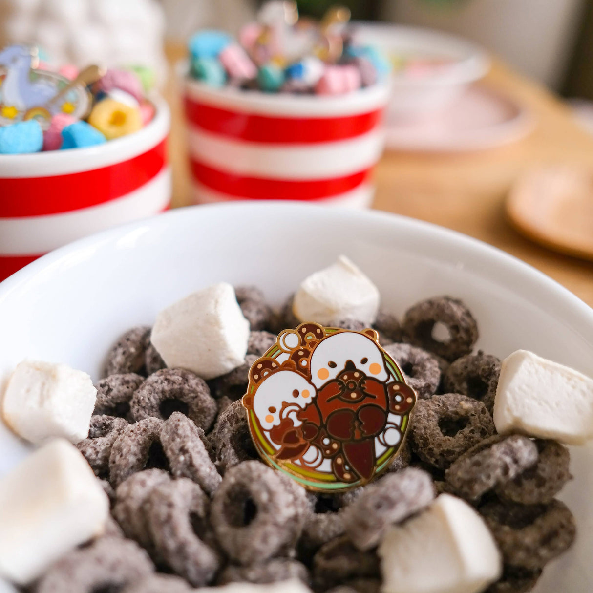 Pin esmaltado con chocolate, malvavisco y tazón de cereales de nutrias