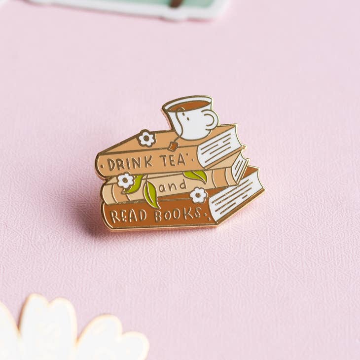 Pin de esmalte de té y libros