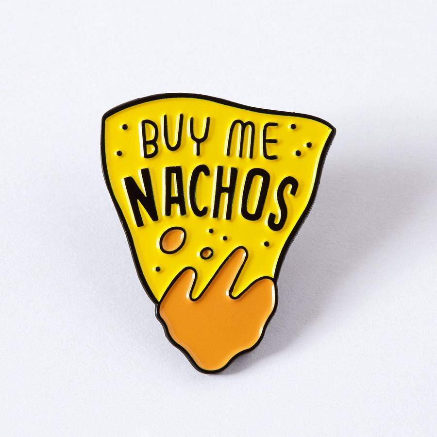 Pin de esmalte "Cómprame nachos" 