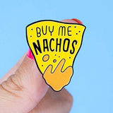 Pin de esmalte "Cómprame nachos" 