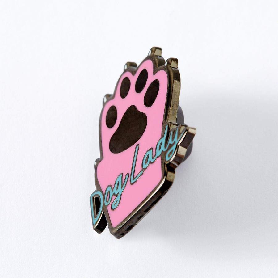 Pin de esmalte de la señora del perro