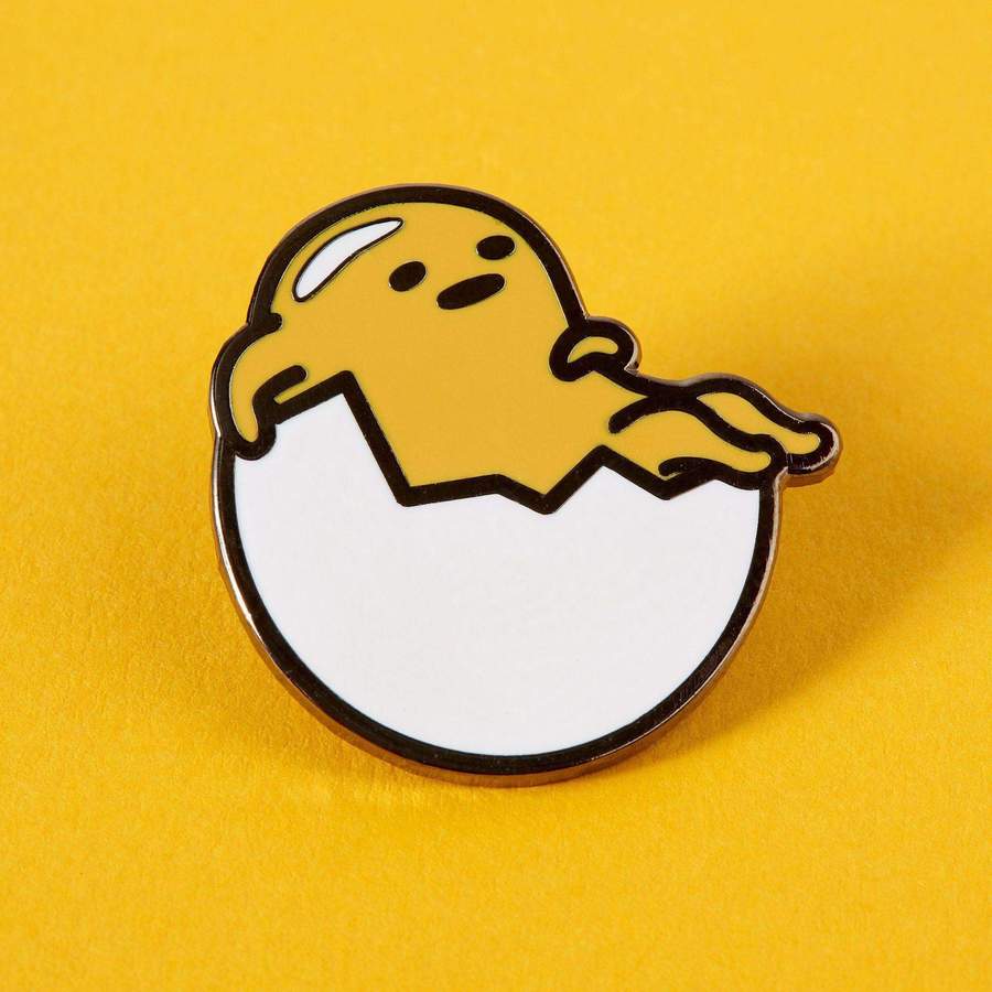 Pin de esmalte con la frase "Gudetama simplemente relajándose"