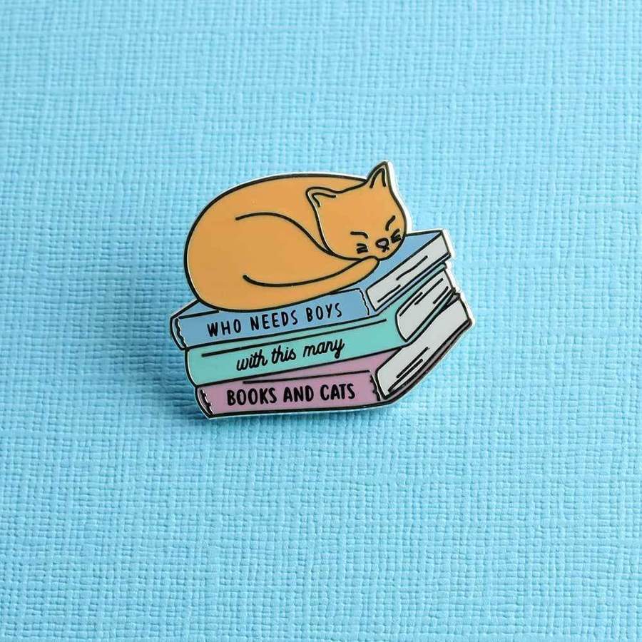 ¿Quién necesita chicos con tantos libros y gatos? Pin de esmalte